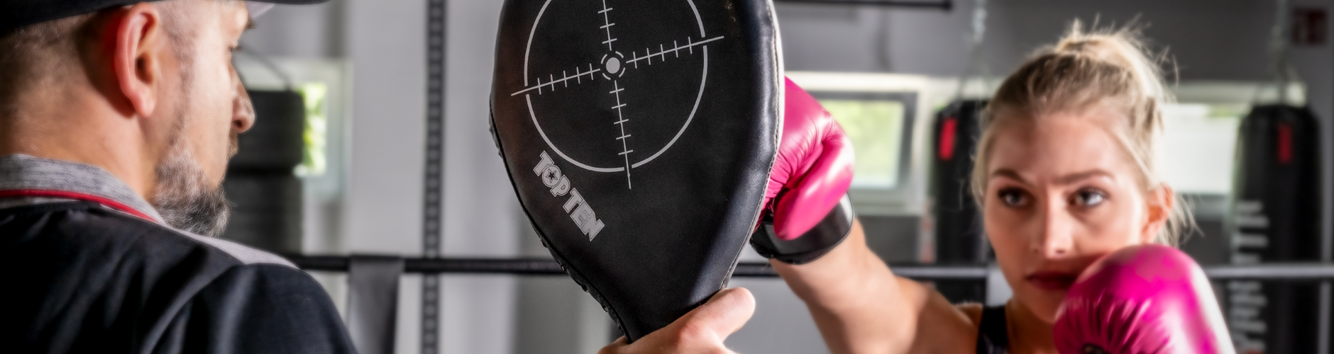 Boxhandschuhe fürs Training schaffen viel und sind starke Partner. Boxhandschuhe fürs Training schaffen viel und sind starke Partner.